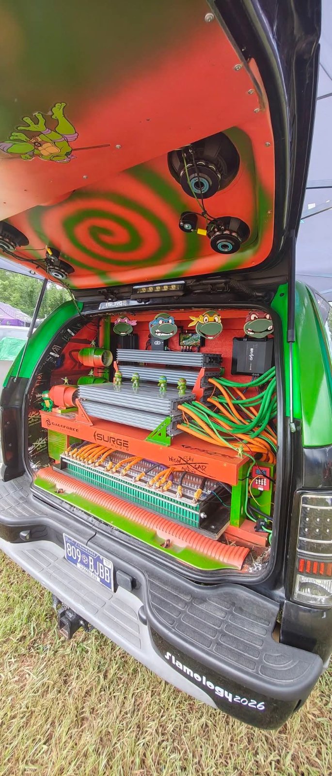 Cowabunga (2003 Chevrolet Tahoe): Amp rack