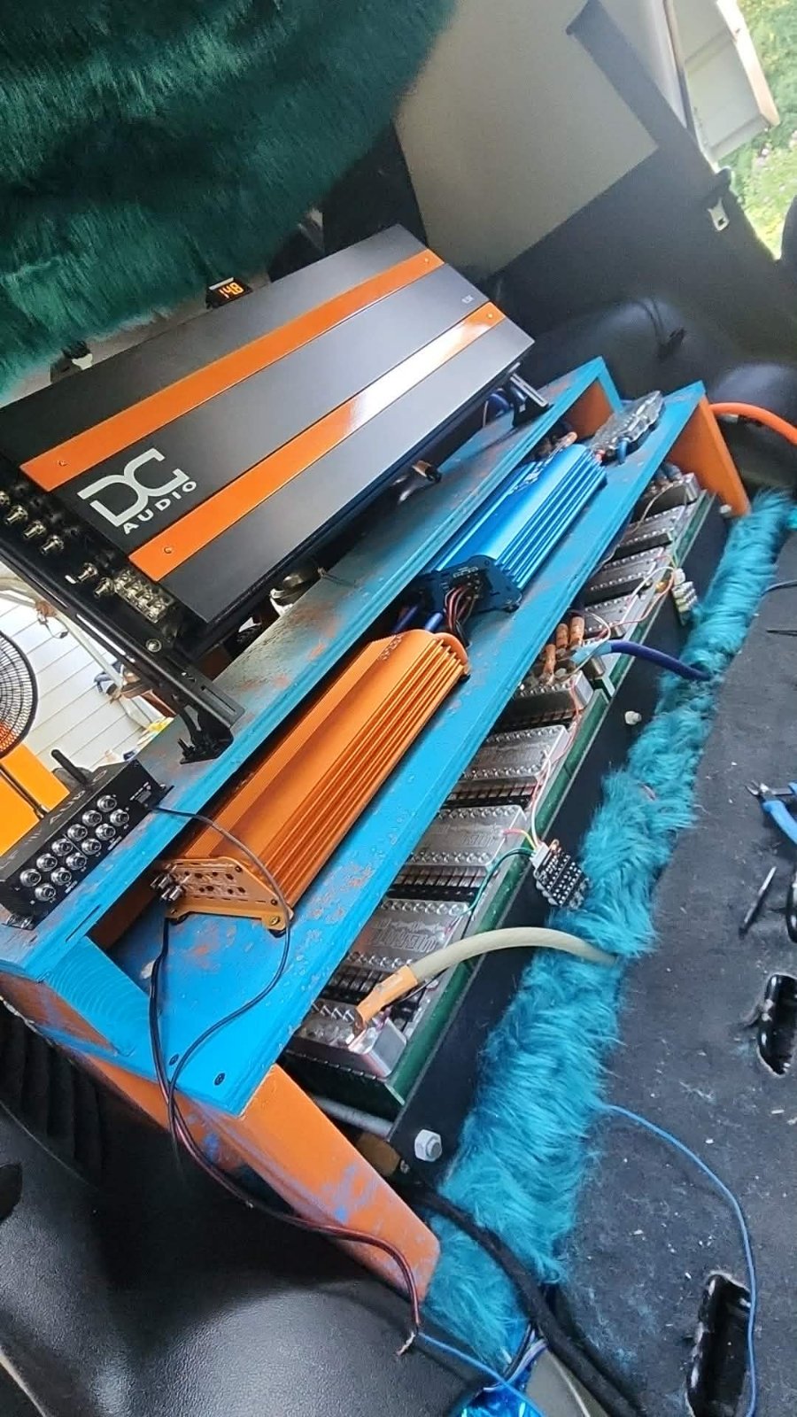 Da Hoe (2019 Chevy Tahoe): Amp rack