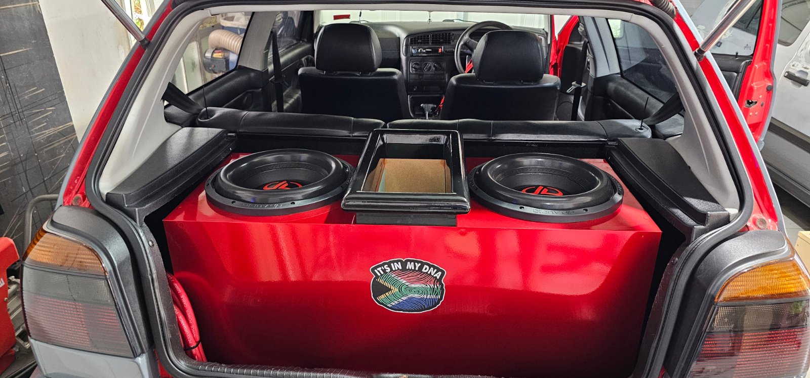 1998 Volkswagen Golf: Sub enclosure