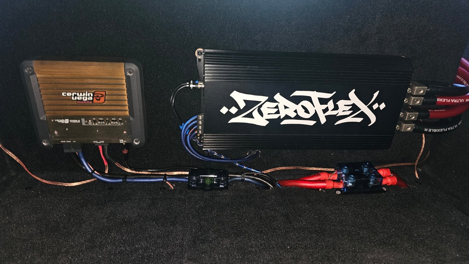 SPL WAGON (2006 Nissan Stagea): Amp rack