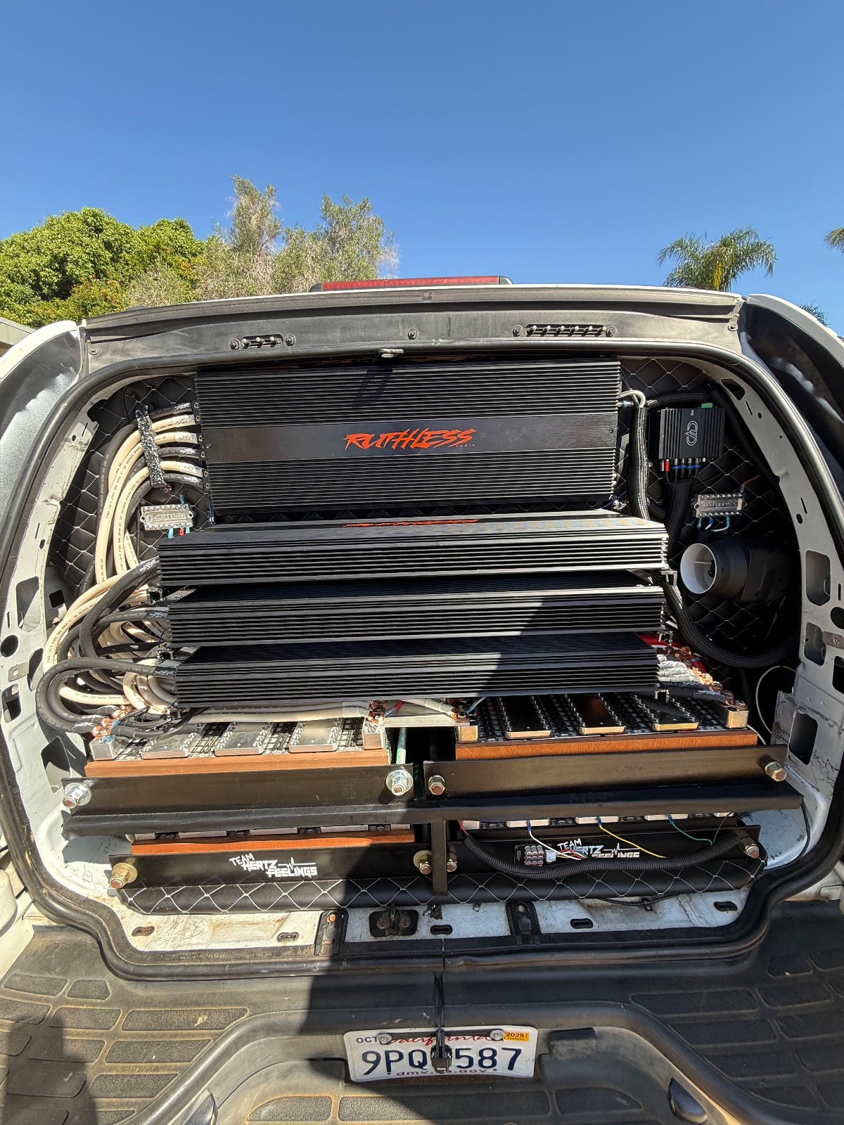 SD BURB (2004 Chevy Suburban): Amp rack